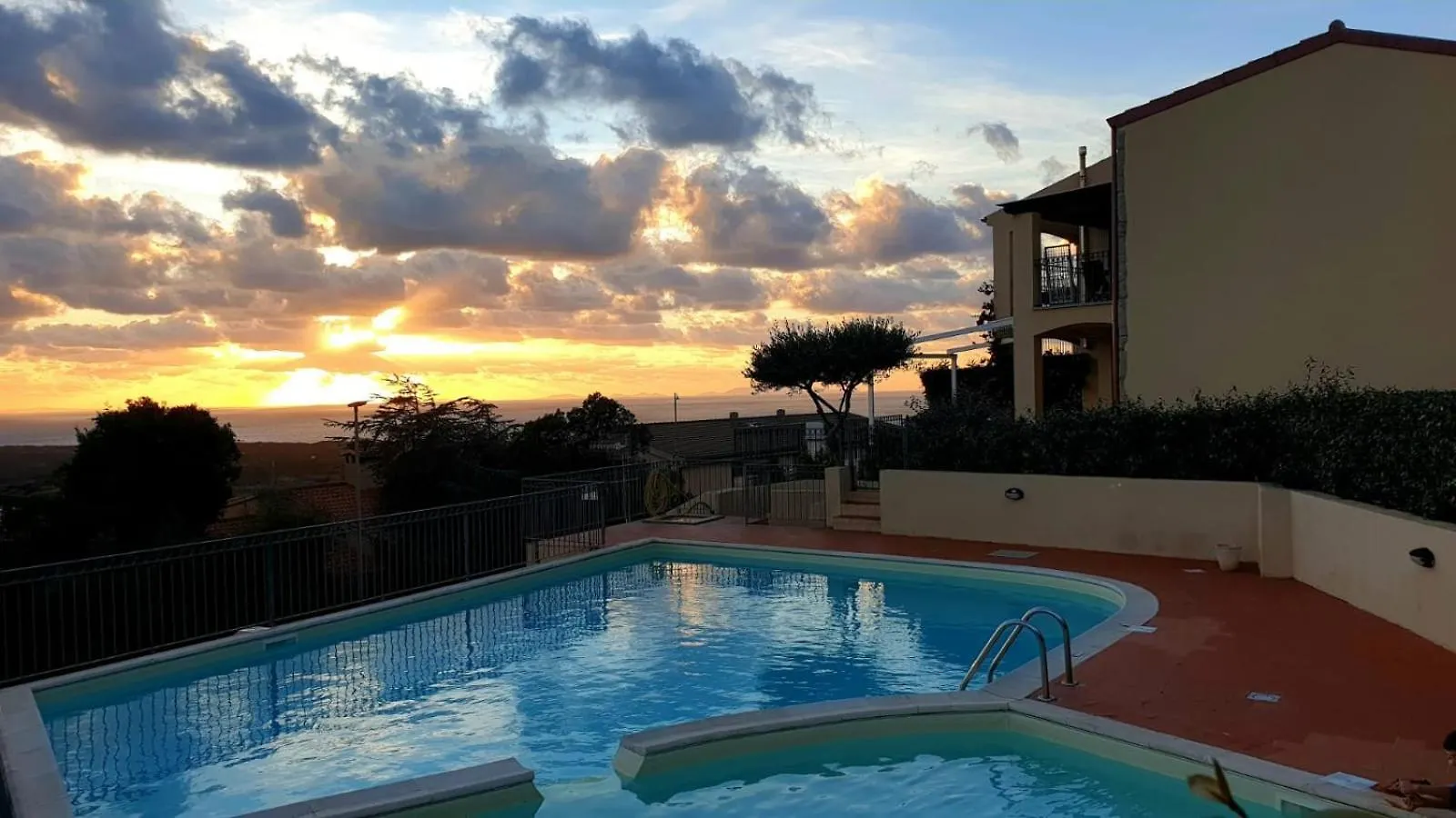 Sunset View Apartment And Pool Бадеси 0*,  Италия